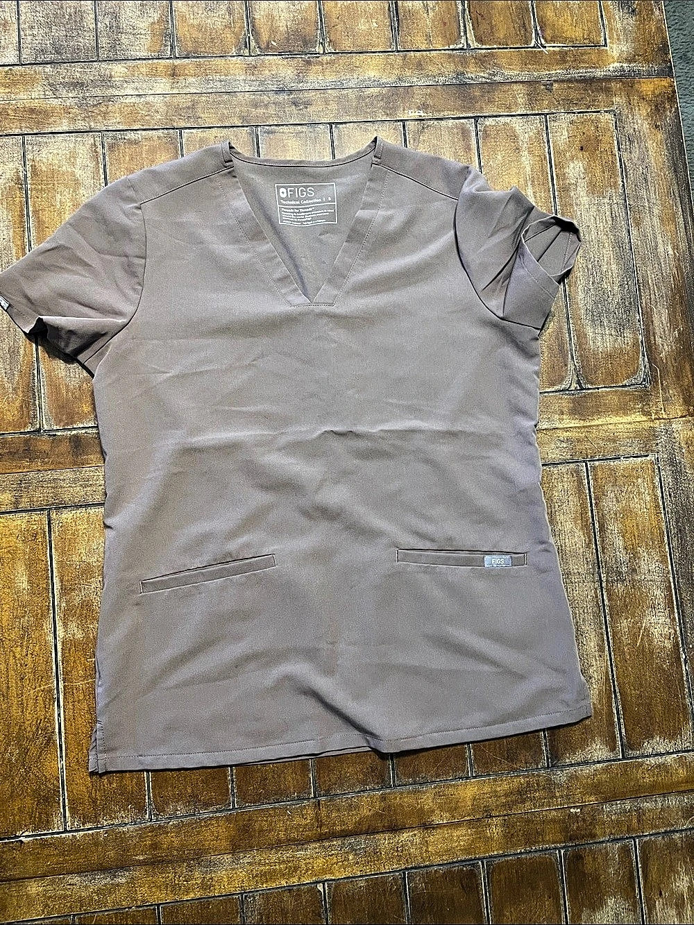 FIGS Casma Three-Pocket Scrub Top Gray